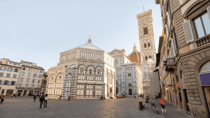 Guide in front of Florence cathedral with a small group on a tour from Rome to Florence